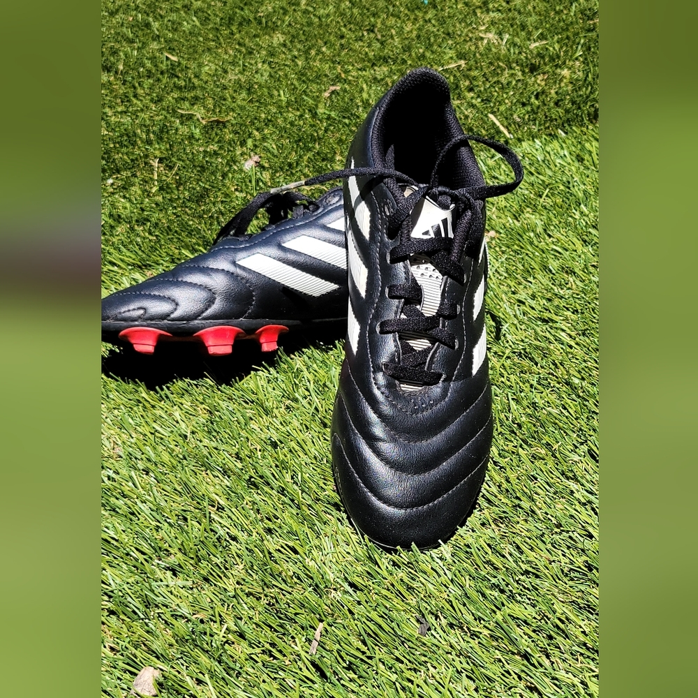 ADIDAS SOCCER CLEATS 6.5